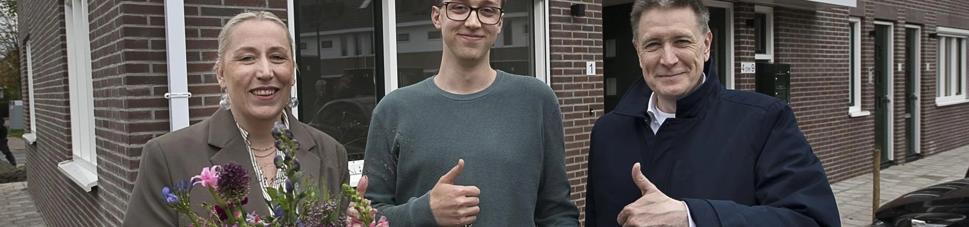 Sleuteloverdracht aan 21-jarige bewoner van sociale huurappartement in nieuw woonwijkje Poelhof